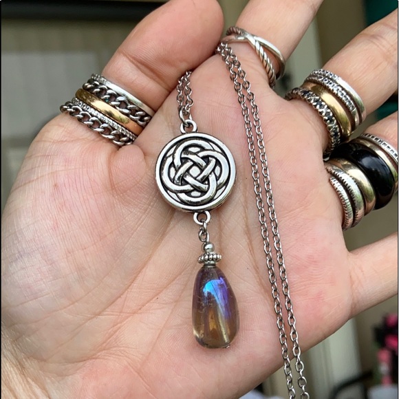 Celtic knot charm & titanium aura crystal - Picture 3 of 10